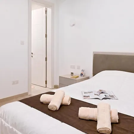 Pool And Sea - Modern Gozo - Happy Daire